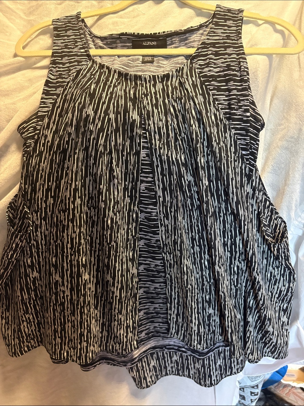 Alfani Black and White Pleated Sleeveless Tank 20”PTP stretch!